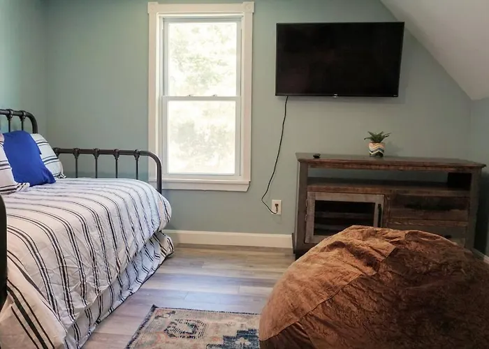 Majestic Lakeview Duplex Apt For 8! Fully Furnished And Ready For Your Getaway!